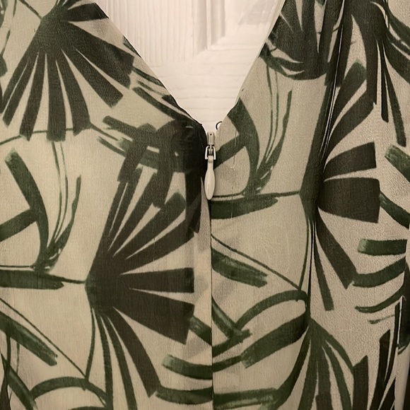 H by Halston Palm Print Flutter Sleeve Dress - Picture 6 of 8